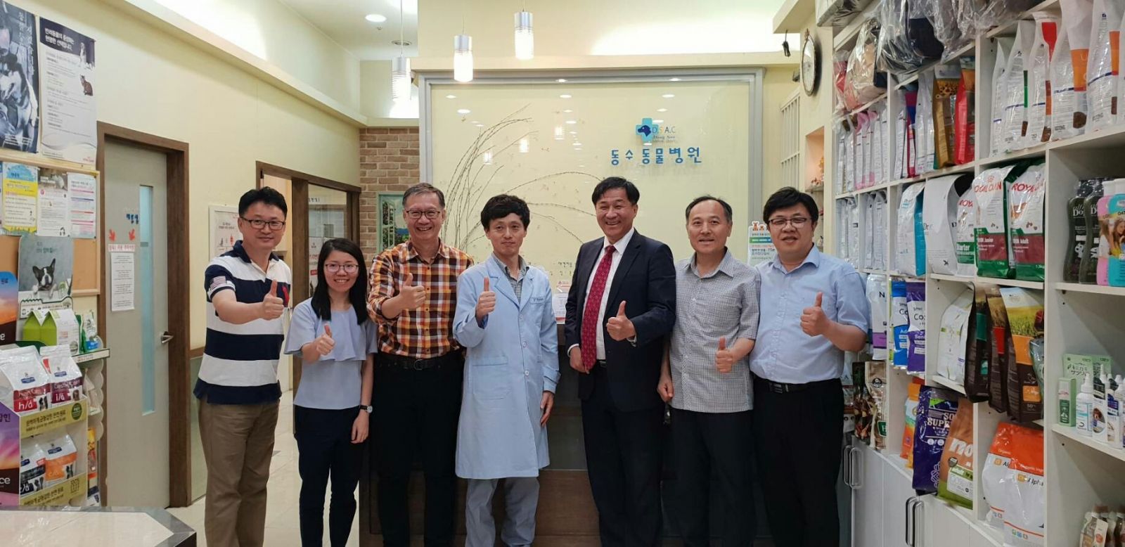 the animal hospital of the President of Incheon Veterinary Medical Association, Dr. Yun (middle)